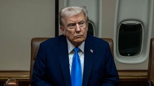Trump Disambut Meriah di Jepang, Kepalkan Tangan Gaya Khasnya