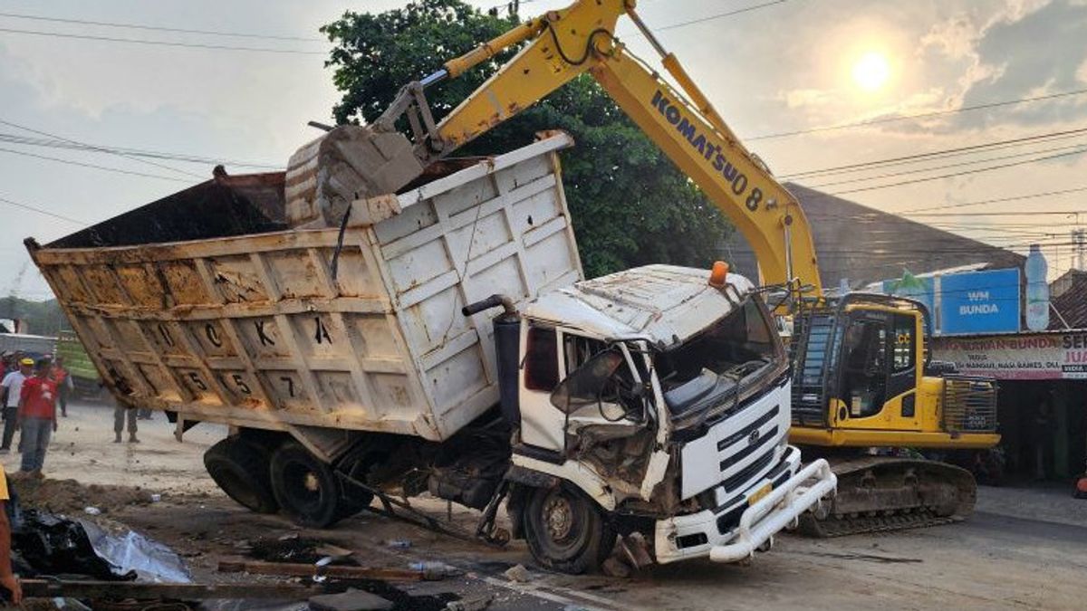 Truck Overtakes Car In Semarang, 2 People Died