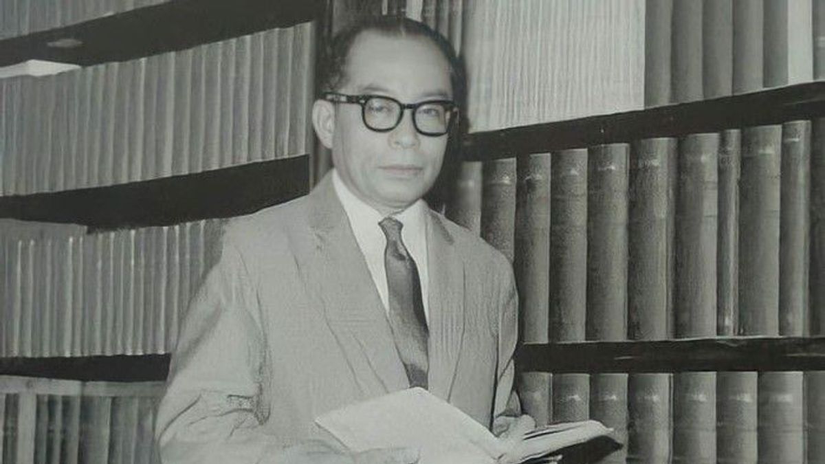 History Today, July 20, 1932: Bung Hatta Returns To The Dutch East Indies, Bringing 16 Bookcases