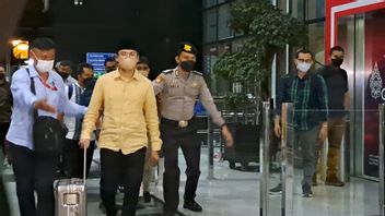 背着银色手提箱，邦加兰摄政阿卜杜勒·拉蒂夫被捕后抵达KPK大楼