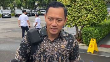Bringing A Backpack, AHY Attends Jokowi's Initial Cabinet Meeting