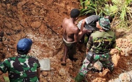 Jalan Trans Yapen-Papua Terputus, Prajurit TNI Turun Tangan