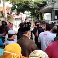 Tuntut Kejelasan Investasi, Puluhan Orang Geruduk Rumah Ustaz Yusuf Mansur