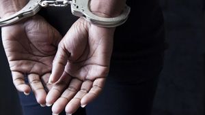 남탕그랑에서 문신을 한 젊은 어머니가 아들과 성관계를 갖고 체포됐다. 경찰에 붙잡혀 눈물을 흘리다