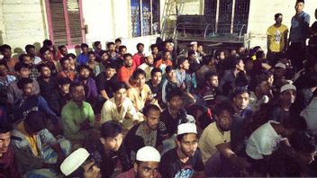 Monday At 04.00 Fajr, 184 Rohingya Immigrants Forced By Ship Captain To East Aceh Mainland
