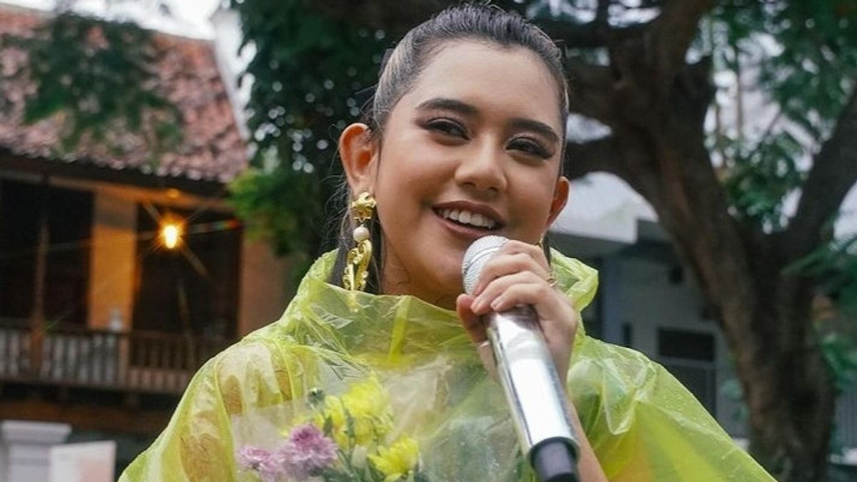 Rela Basah Kuyup Bareng Penonton, Ziva Magnolya Tampil dengan Jas Hujan
