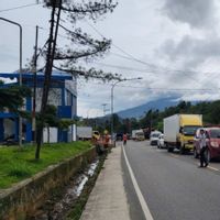 Jalur Utama Padang-Bukittinggi Terputus, Pemrov Sumbar Batasi Angkutan Barang Pasang-Solok