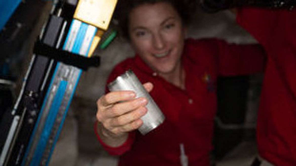 Astronot di Luar Angkasa Ternyata Minum dari Urin dan Keringat Mereka