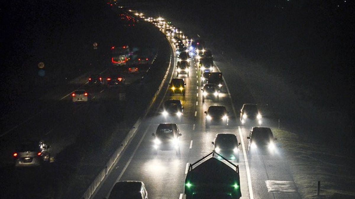 Box Truck Burns On The Purbaleunyi Toll Road Towards Cileunyi