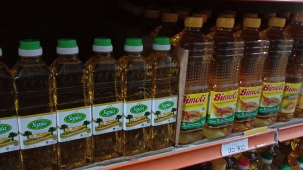 In Timika, The Price Of Cooking Oil Owned By Conglomerates Martua Sitorus And Eka Tjipta Widjaja Is IDR 15,000 Per Liter