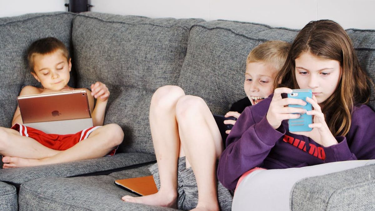 Study Reveals Children Who Are Addicted To Smartphones And Video Games Are More At Risk Of Experiencing Psychotics In The Future "
