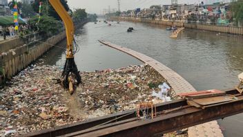 LH Jakbar Sub-Director Rely on Probiotic Enzyme to Press Garbage Smell at TPS