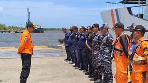 Tim SAR Gabungan Evakuasi Kapal Pesiar yang Terombang-ambing di Perairan Arafuru Berisi 6 Wisatawan Asing