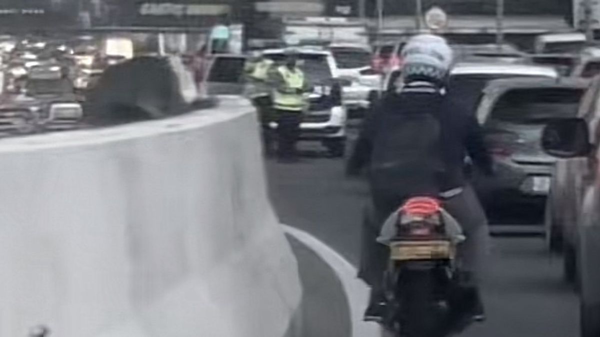 Viral Motorcycle Pelat Dinas Polisi Lewat JLNT Casablanca, Kasat Lalu: Itu Anggota Polda Metro Jaya
