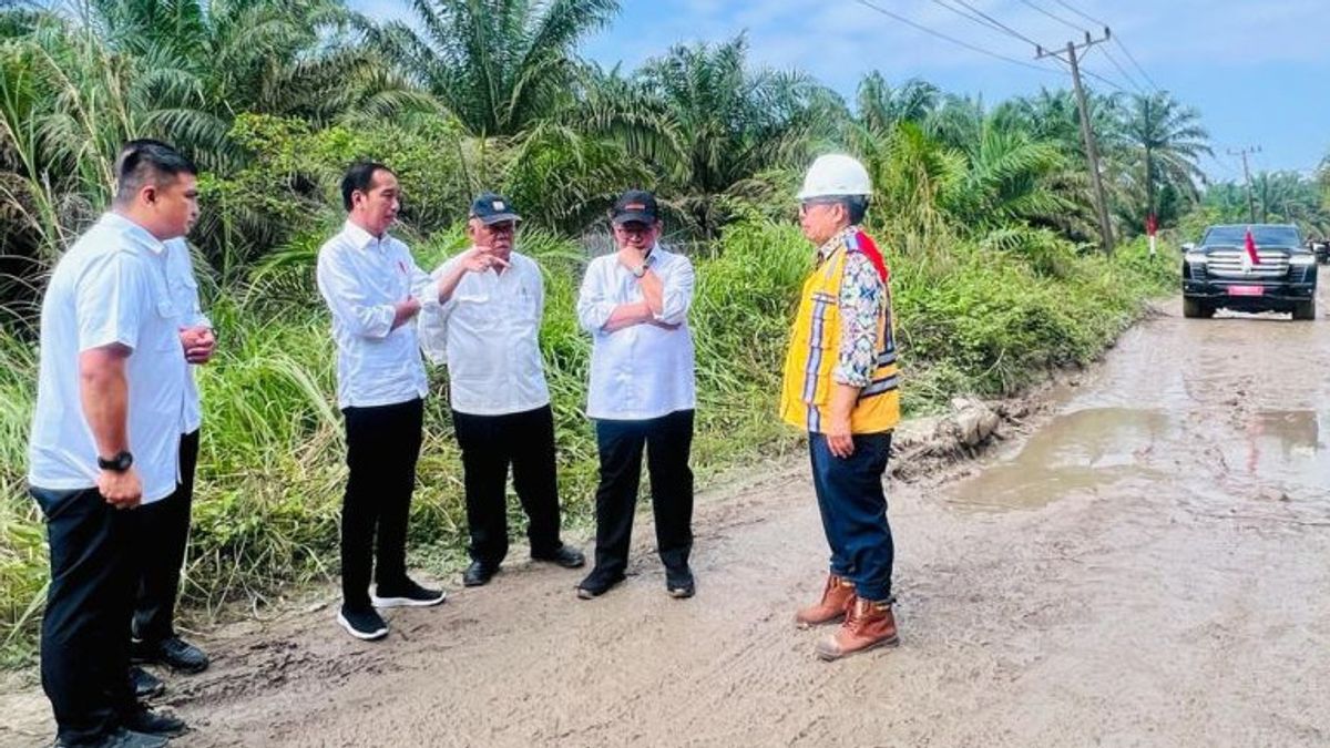 Jokowi Reveals That He Received Damaged Road Complaints At 7,400 Locations From Social Media