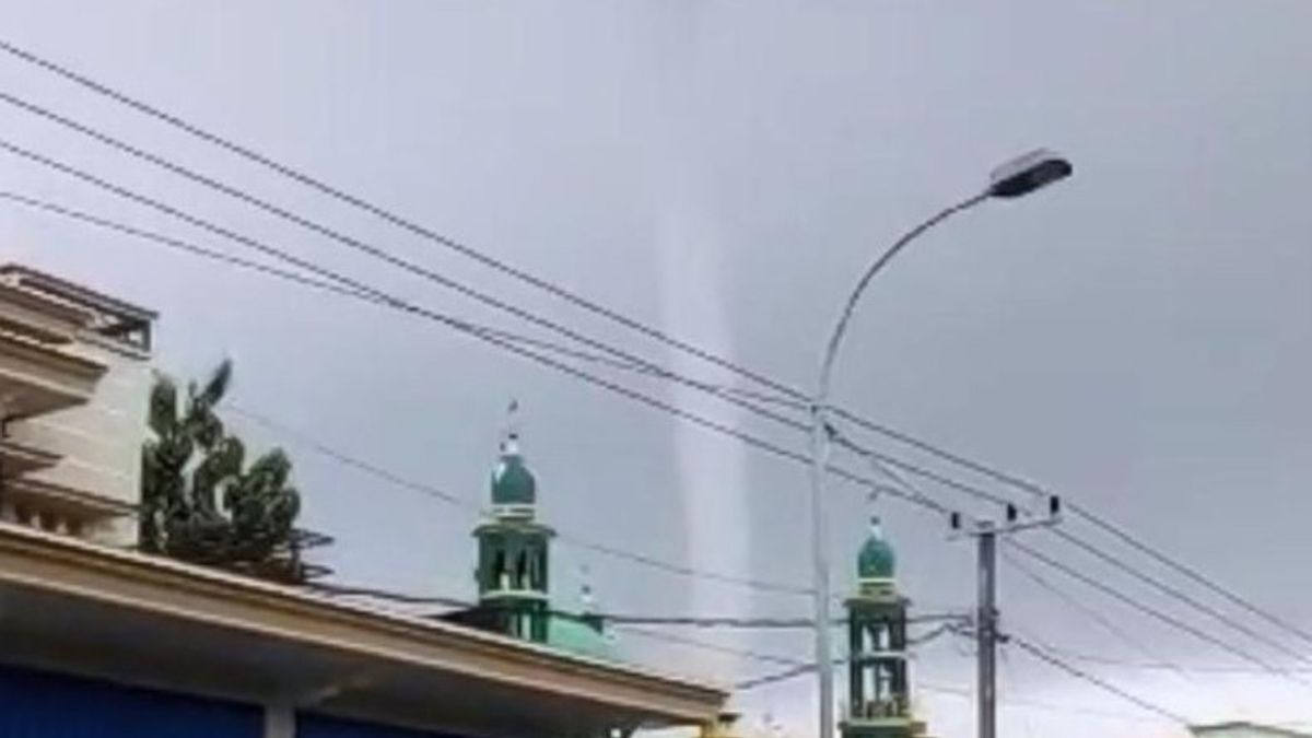 Une Tornade A Endommagé 11 Bâtiments à Sampang