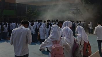 学校は、SMAN 6 Kebayoran Baruで火を消すために使用される期限切れの消火器についてチェックされます