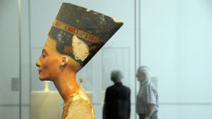 Une statue du doigt de Nefertiti parmi les archéologues rapprochée à Berlin