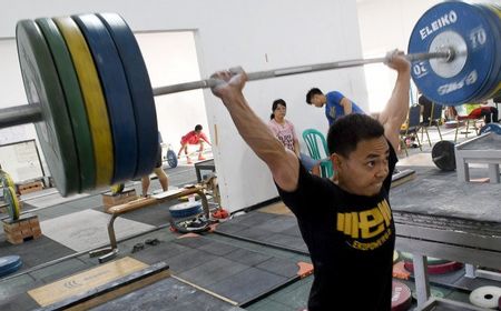 Lifter Eko Yuli dan Ricko Saputra Berebut 1 Tiket Olimpiade 2024 Paris