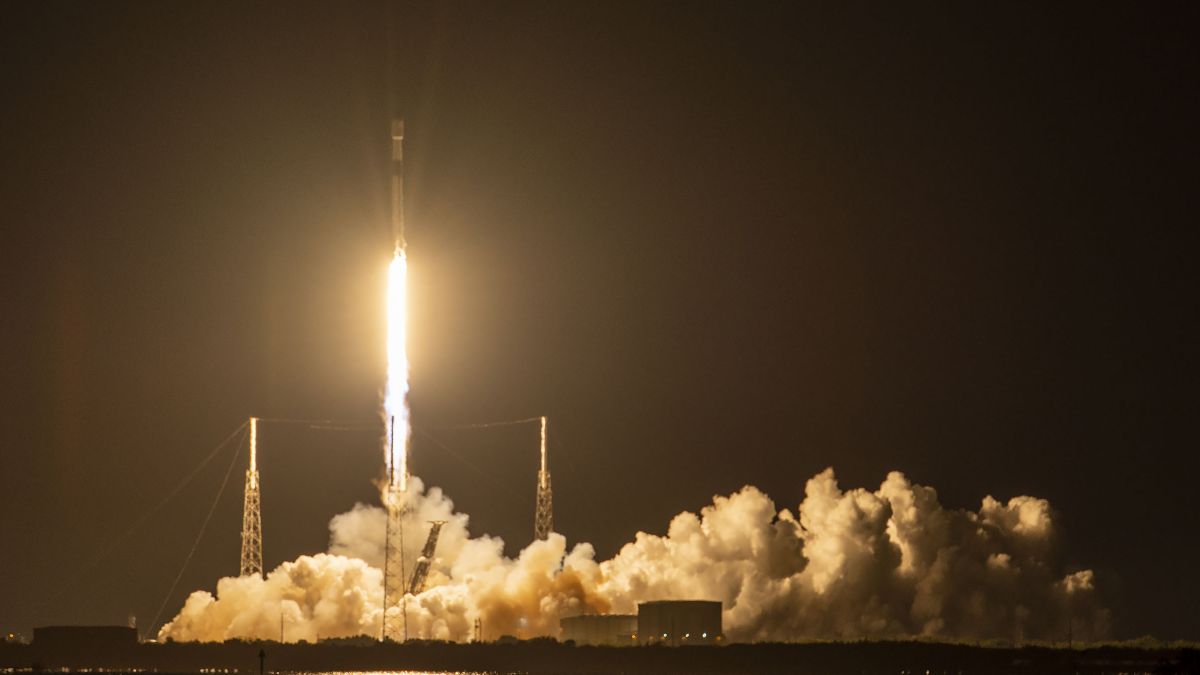 تطلق SpaceX 54 قمرا صناعيا من الجيل 2 يمكنها الاتصال مباشرة بالهواتف المحمولة