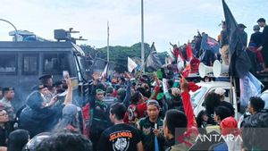 Bakar Ban,Aksi Demo Ojol Sempat Memanas