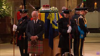 在被埋葬在圣之后。 贾尔斯大教堂，爱丁堡，英国女王伊丽莎白二世的棺材今天飞往伦敦