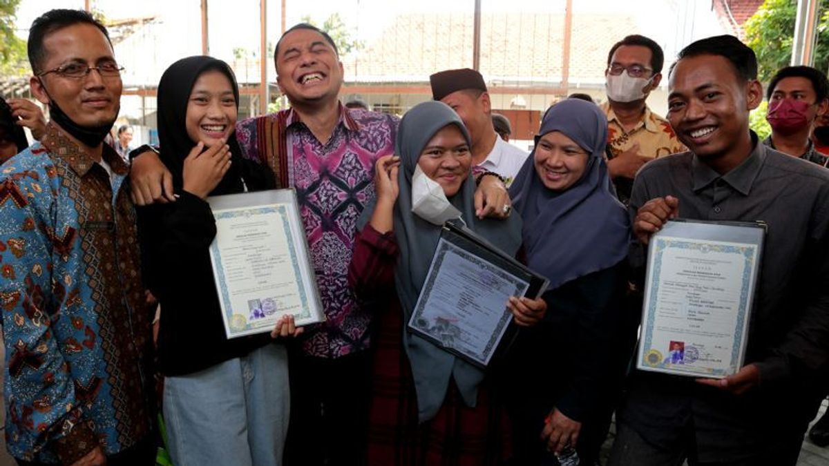 City Government And Baznas Surabaya Tebus Ijazah 1,040 Students