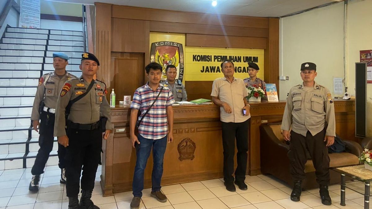 KPU And Bawaslu Offices Are Strictly Guarded By The Central Java Police Preventive Task Force
