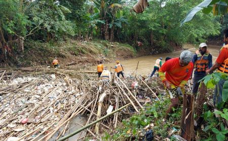 Sampah Bambu Sumbat Aliran Sungai Cikeas, Petugas Lakukan Pembersihan