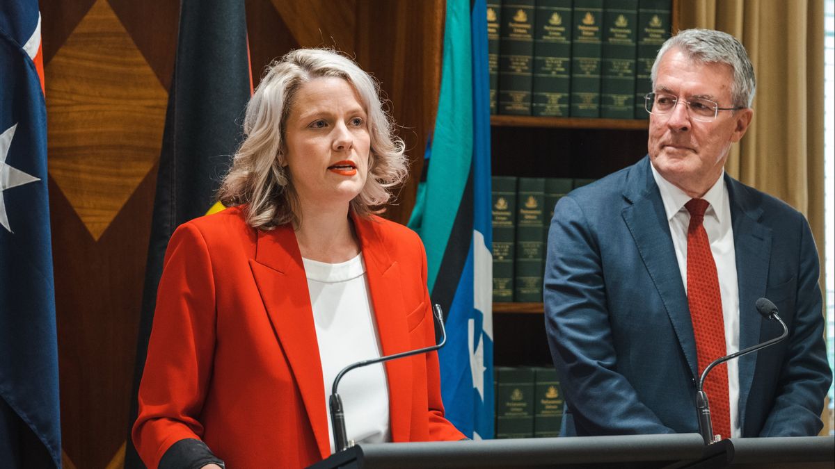 وزير الداخلية الأسترالي يدرس حظر دفع الفدية للقراصنة
