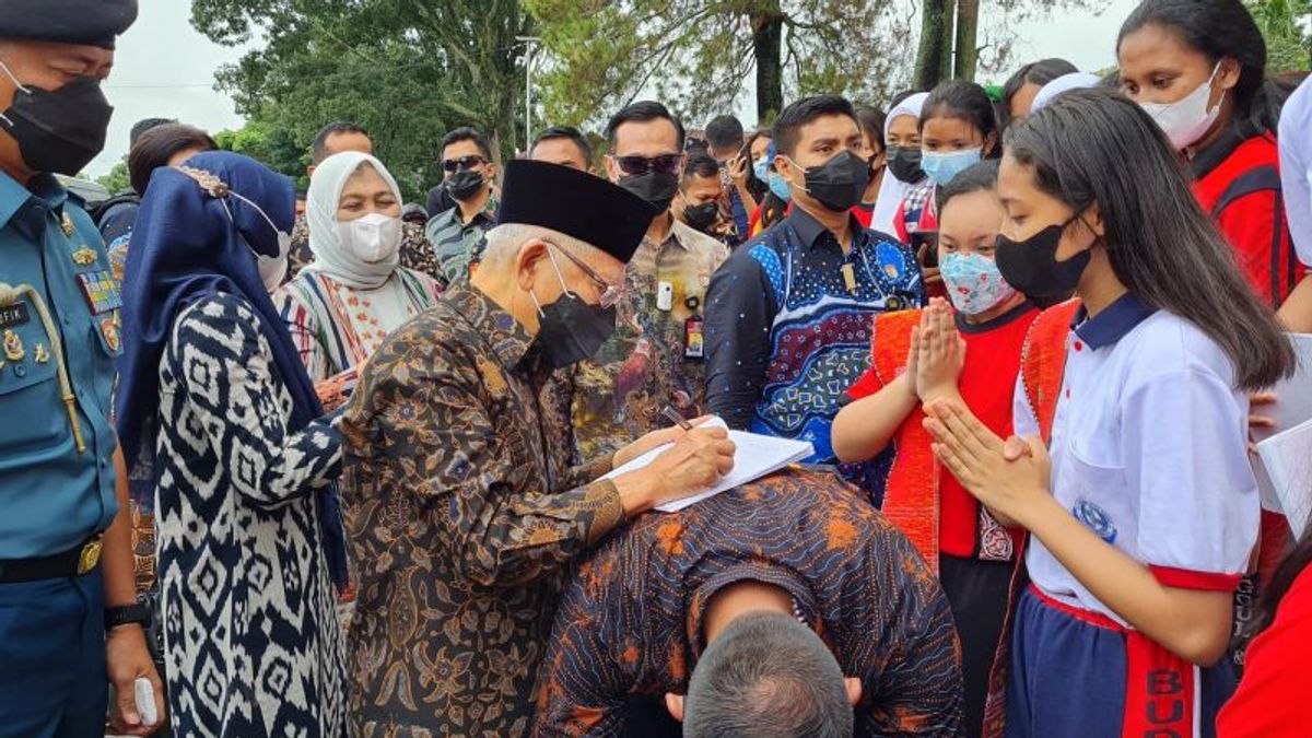 Les étudiants De Balige Agitent Leurs Mains Sur Le Bord De La Route, Le Livre Sodorkan Demande La Signature Du Vice-président Ma’ruf Amin