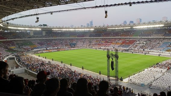 GBKの教皇フランシスコの聖ミサに出席する何千人もの会衆、スタジアムグラスは踏まれません