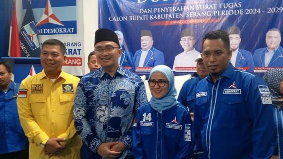 Demokrat Serahkan Surat Tugas Andika Hazrumi di Pilkada Serang