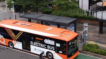 Un cycliste est mort après avoir heurté un bus électrique Transjakarta à Sudirman
