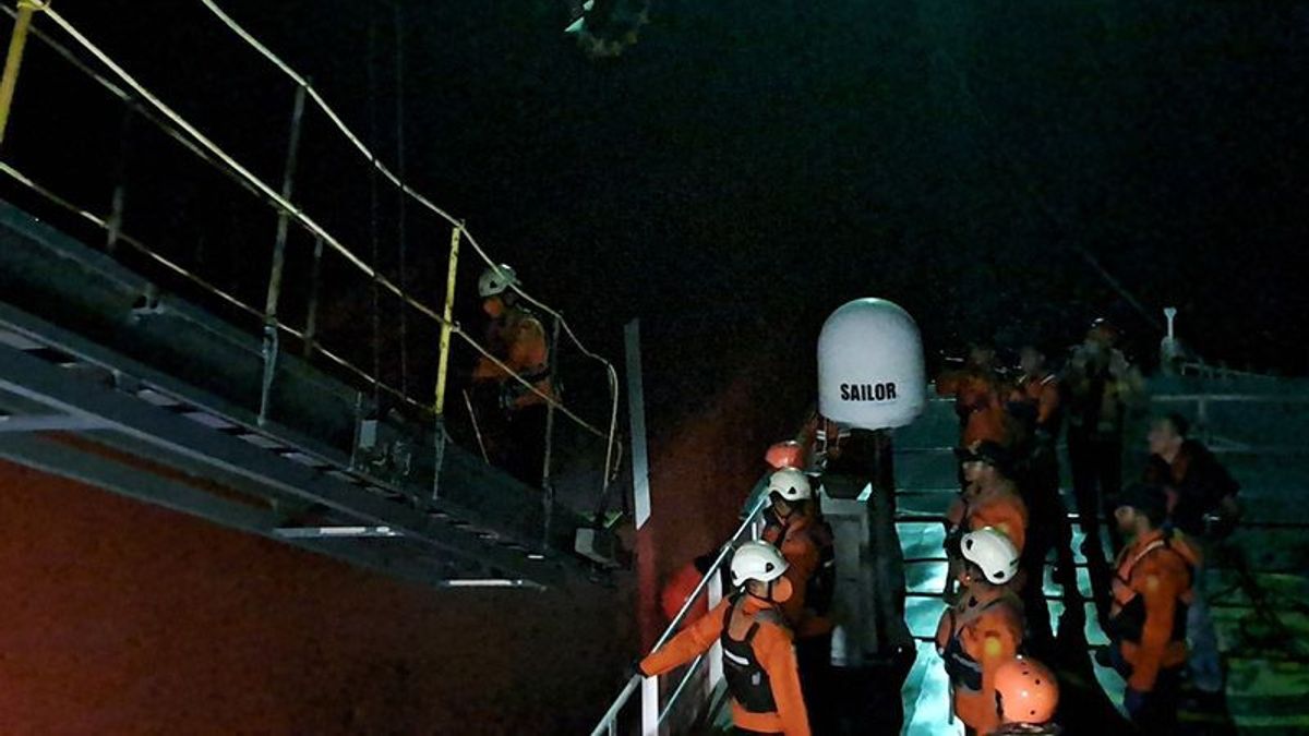 Basarnas Evakuasi Warga Negara Filipina yang Mengalami Pendarahan Otak di Kapal