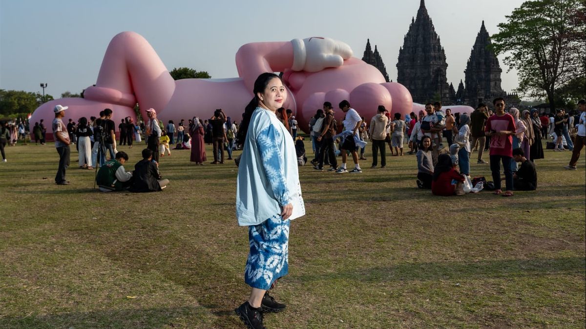 Saksikan Patung KAWS di Prambanan, Puan Maharani jadi Magnet Bagi Emak-emak dan Anak Muda