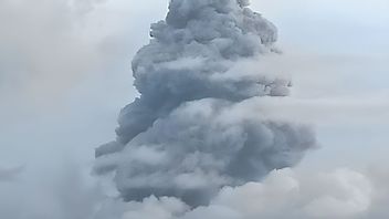 Dukono火山喷发,喷射火山口高达1,700米