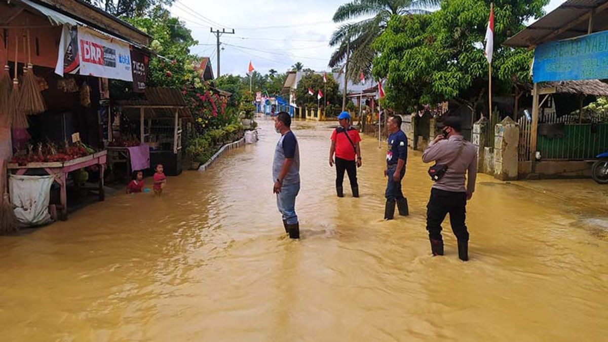 ここ数日の豪雨による河川の氾濫による洪水の影響を受けた何千人もの東アチェの住民