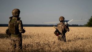 Ukraina Serang Kilang Minyak hingga Lapangan Terbang Militer Rusia