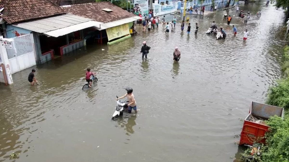 Heavy Rain Drowns Hundreds Of Houses In Muara Enim, South Sumatra BPBD Guarantees Logistics For Affected Residents Is Safe