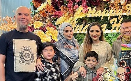 Momen Mulan Jameela - Ahmad Dhani - Maia Estianty Satu Acara, Saling Sapa?