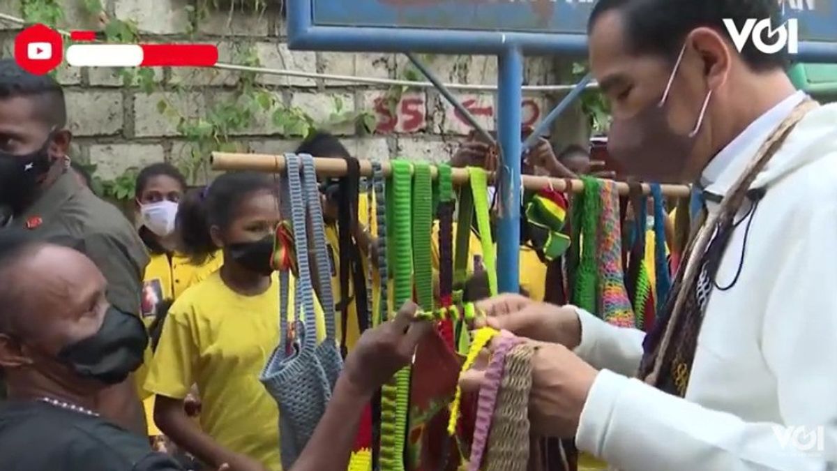 VIDEO: The Moment President Jokowi Greeted Residents While Attending XX Papua PON