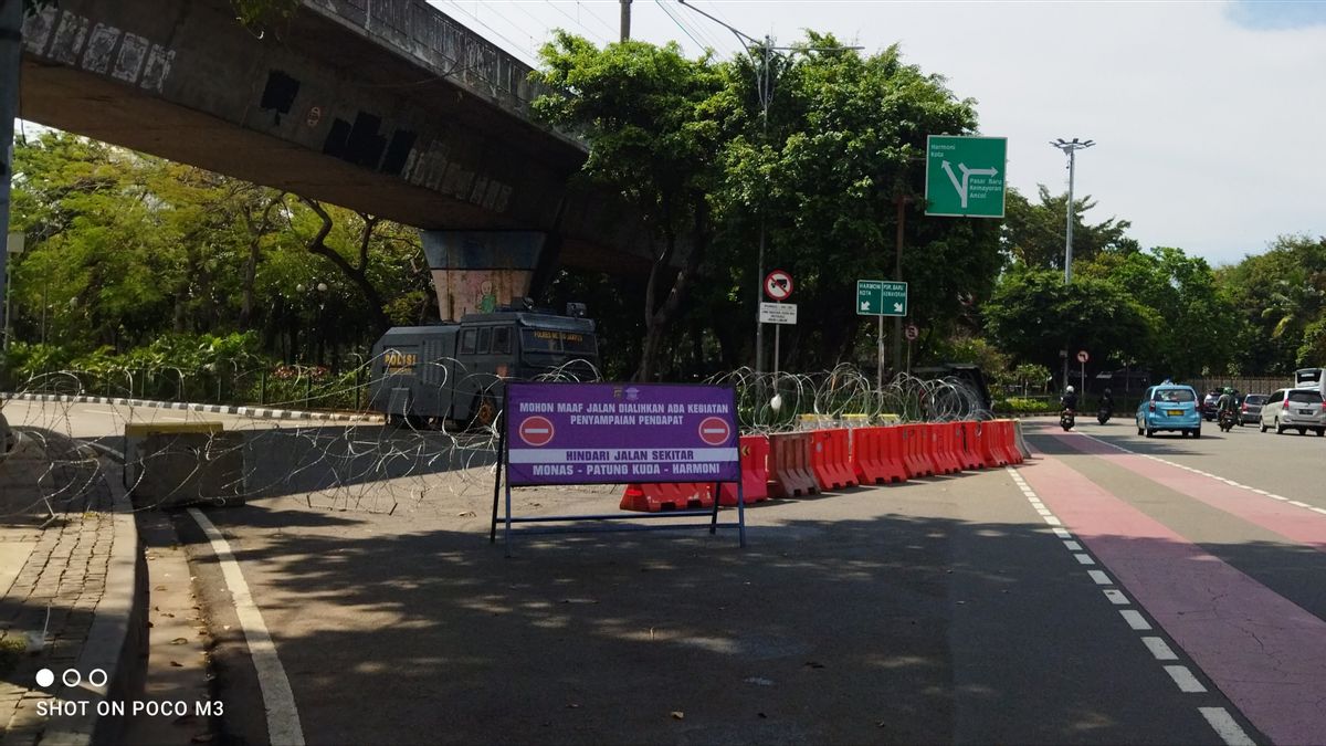 Ruas Jalan di Medan Merdeka Diblokir Petugas Imbas Demo BBM