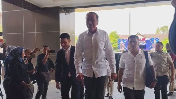 卒業証書について攻撃されたジョコウィは、スラカルタ警察署に元のSD-UGM卒業証書を持って来るための直接の言葉を使わなかったことへの回答