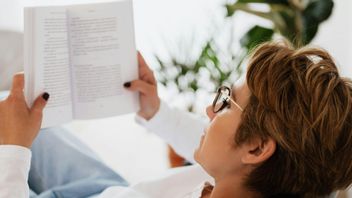 Extrinsic Elements of Short Stories, from Background to Values that Shape Stories