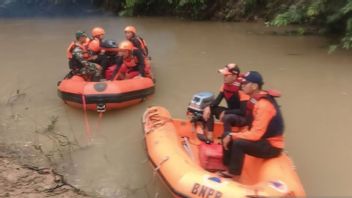 sur le détroit de la rivière Niru Muara Enim recherche un garçon noyé de 10 ans