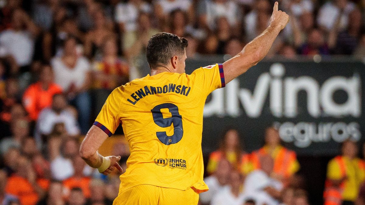 Robert Lewandowski Scores Brace, Barcelona Beat Valencia