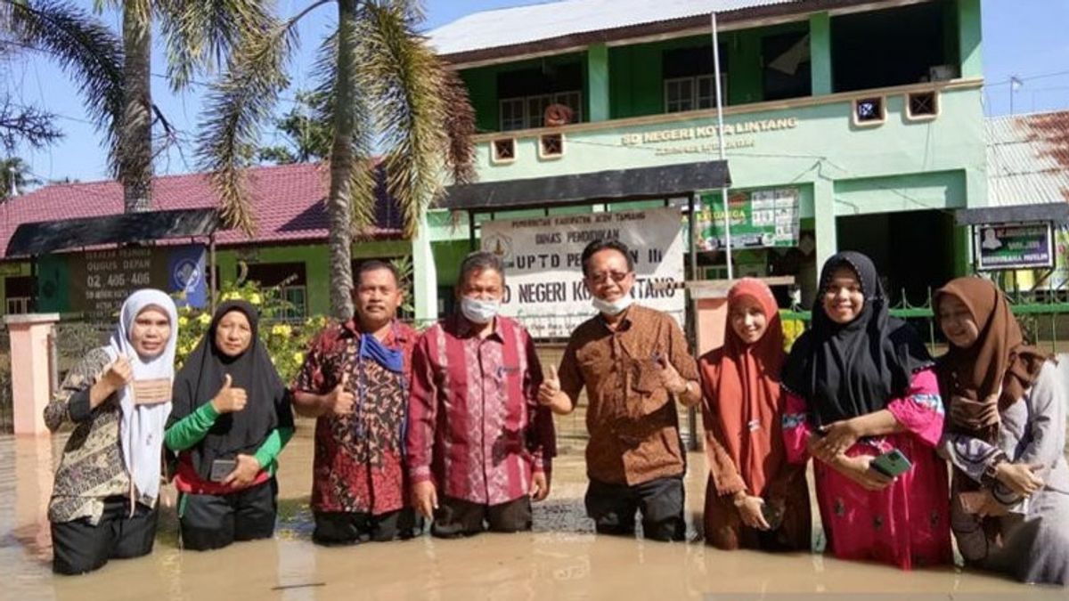 Broken Roads, 160 Schools Affected By Floods, Forcing Thousands Of Acehnese Children To Have School Holidays
