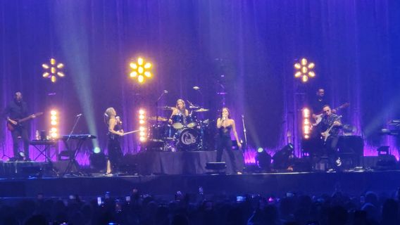 The Corrs Bawakan Cover Lagu Jimi Hendrix saat Konser di Jakarta