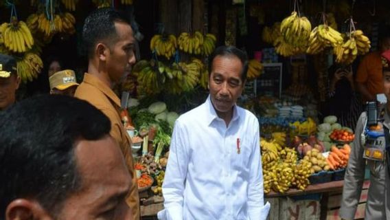 Visiting The Market In Mamasa Sulbar, Jokowi Is Grateful For The Price Of Stable Basic Materials
